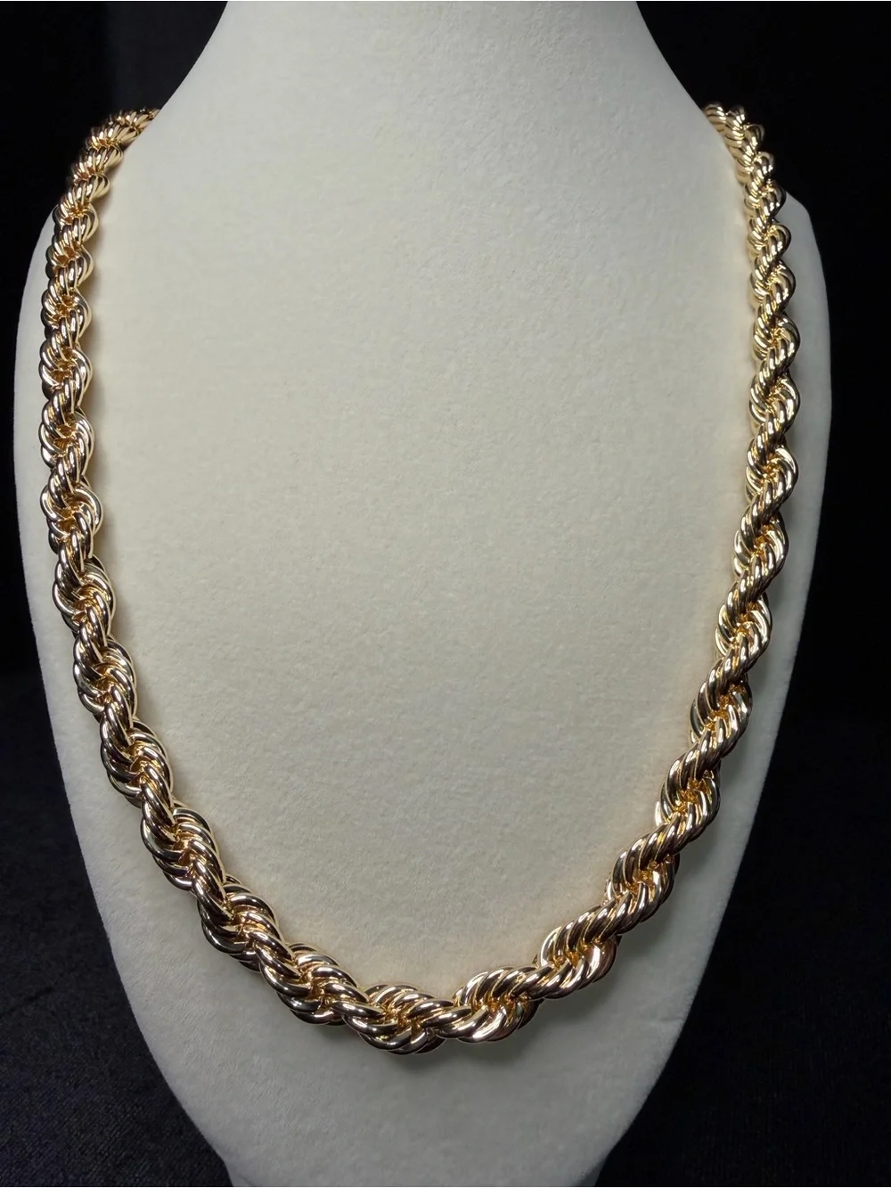 24in 8MM Rope Chain 14K Premium Finish Beautiful Stand Out Piece. Brand new.